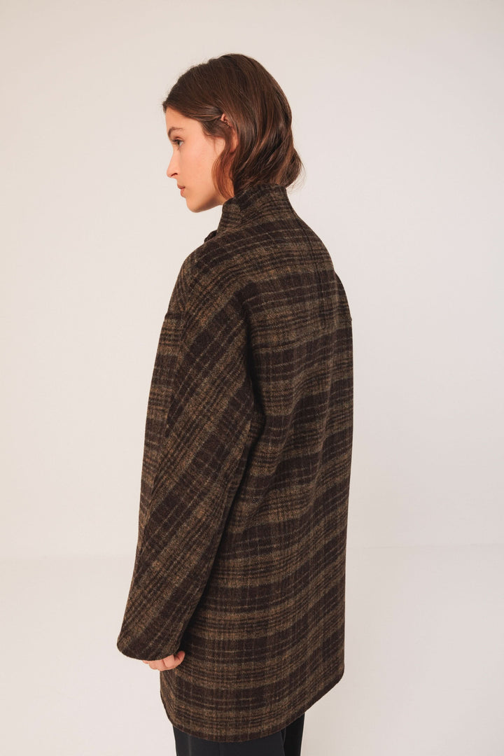 Manteau à carreaux oversize élégant, confort moderne, vue de dos, col à revers et manches longues.