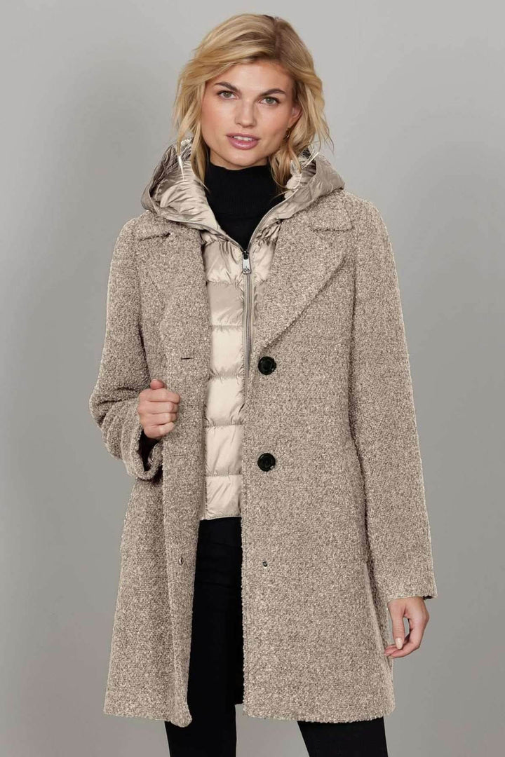 Manteau laine bouclée avec gilet intérieur matelassé zippé et capuchon, coupe droite mi-cuisse, pour un style élégant et douillet.