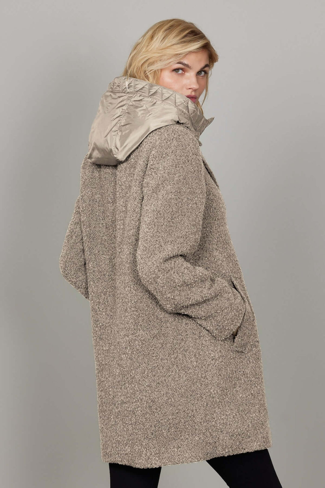 Manteau laine bouclée avec capuchon et gilet intérieur, coupe droite mi-cuisse, confort et chaleur pour un effet 2-en-1.