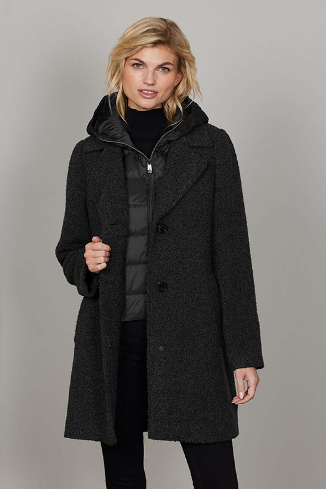 Manteau laine bouclée avec gilet intérieur matelassé et capuchon, coupe droite mi-cuisse, parfait pour style urbain et week-end.