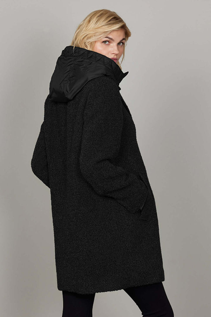 Manteau laine bouclée noir avec capuchon et gilet matelassé, coupe droite mi-cuisse pour confort et style