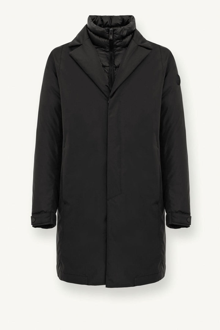 Manteau long noir pour homme en tissu recyclé, à trois couches et au look métropolitain.