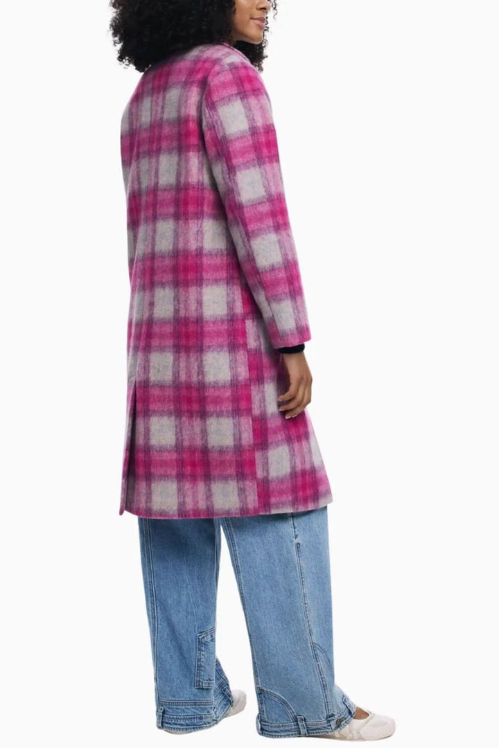 Manteau long à carreaux rose et blanc à coupe droite, col à revers, parfait pour la mi-saison et hiver, dynamise une tenue simple.