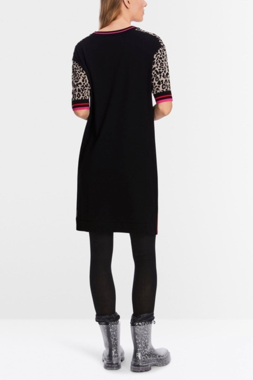 Mini-robe en tricot noire avec manches à motif léopard et bordures colorées, vue arrière.