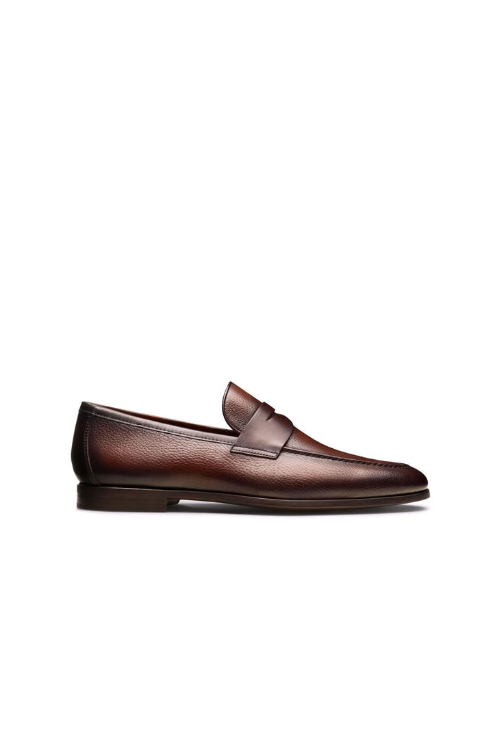 Mocassin Diezma ll en cuir élégant en cuir de veau souple marron avec design moderne et flexibilité accrue. Modèle polyvalent et confortable.