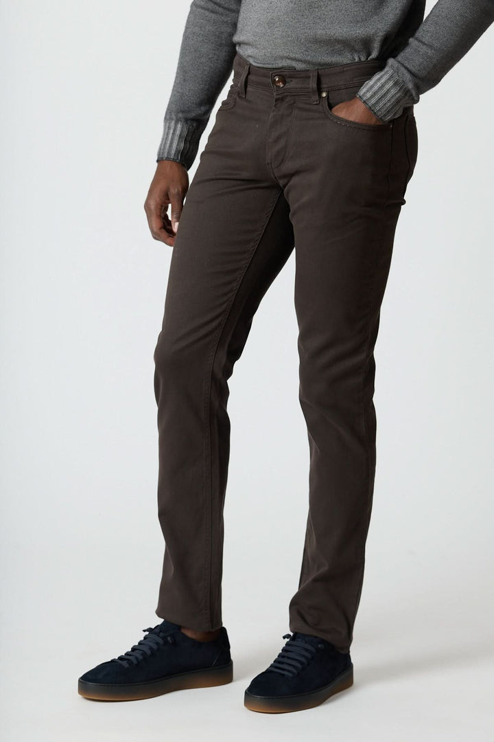 Homme portant un pantalon 5 poches en sergé coton-lyocell noir, élégant et confortable pour l&