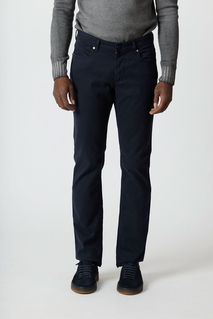 Homme portant un pantalon 5 poches en sergé coton-lyocell noir Re-Hash, fabriqué en Italie.