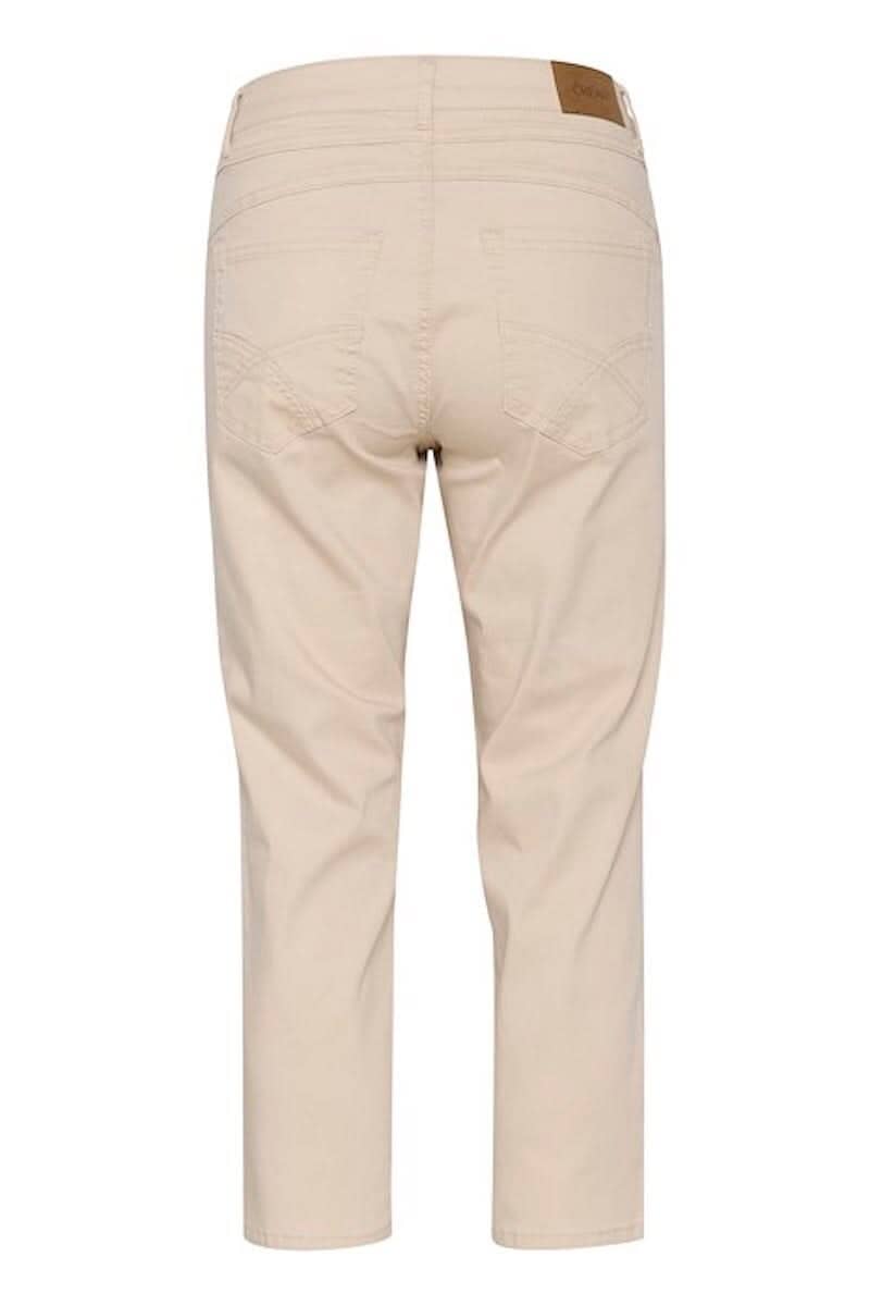 Pantalon Ann beige, coupe régulière, longueur 6/8, avec poches arrière, idéal pour le temps chaud.
