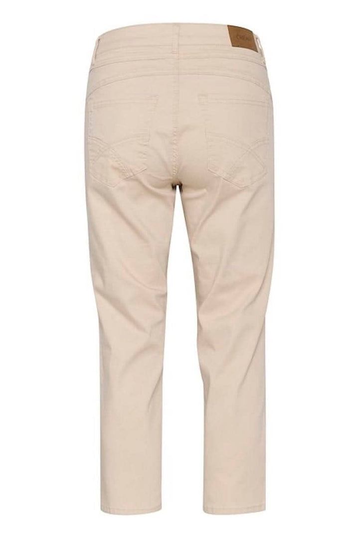 Pantalon Ann beige, coupe régulière, longueur 6/8, avec poches arrière, idéal pour le temps chaud.