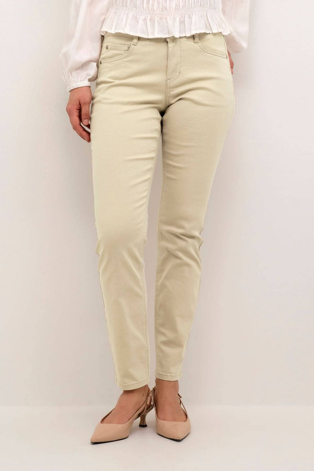 Pantalon Ann beige, coupe régulière, poches avant et arrière, parfait pour l&