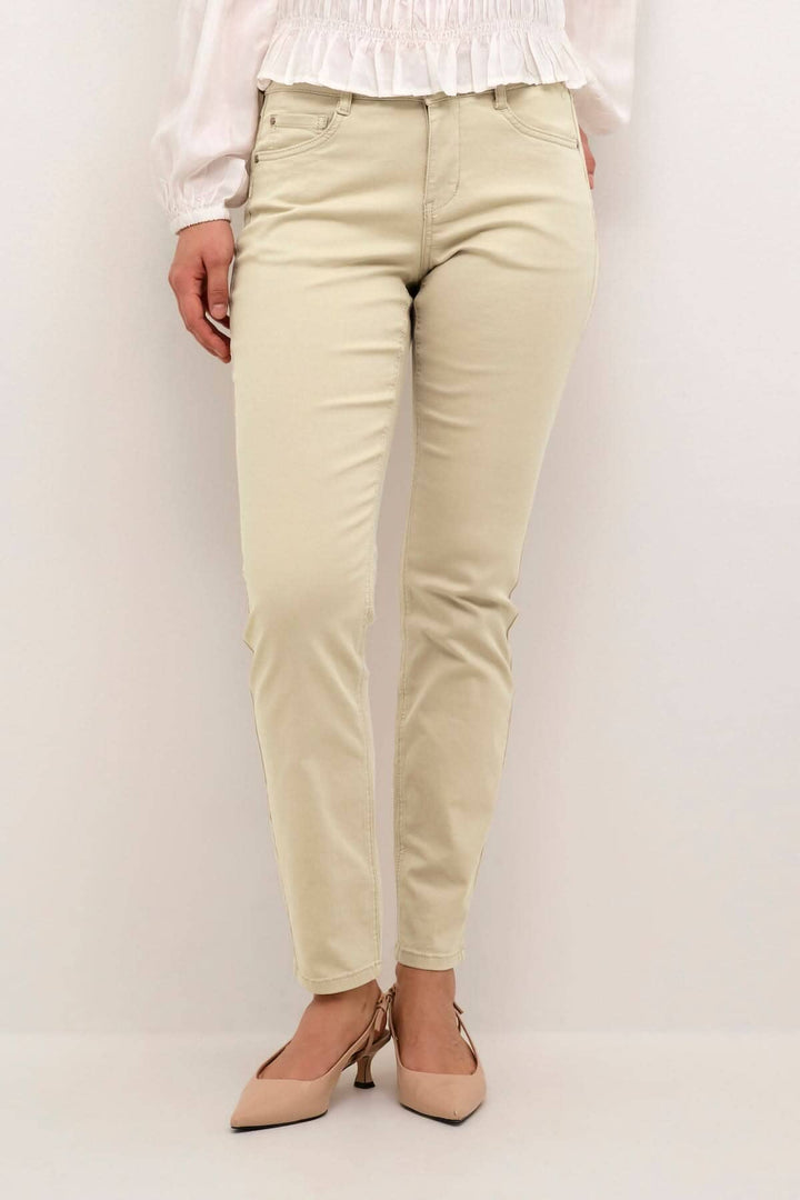 Pantalon Ann beige, coupe régulière, poches avant et arrière, parfait pour l&