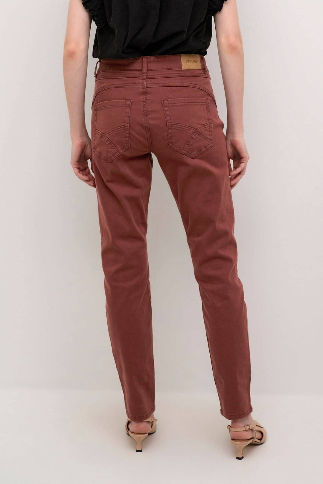 Pantalon Ann rose à coupe régulière, vu de dos avec poches avant et arrière, idéal pour l&