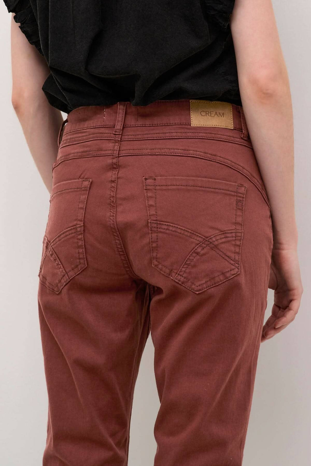 Pantalon Ann en coupe régulière, vue arrière, couleur terre cuite avec poches arrière, parfait pour l&