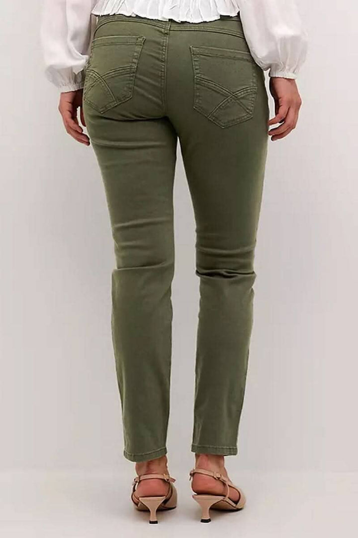 Détails du pantalon Ann, coupe régulière, vue arrière, couleur kaki avec poches arrière.
