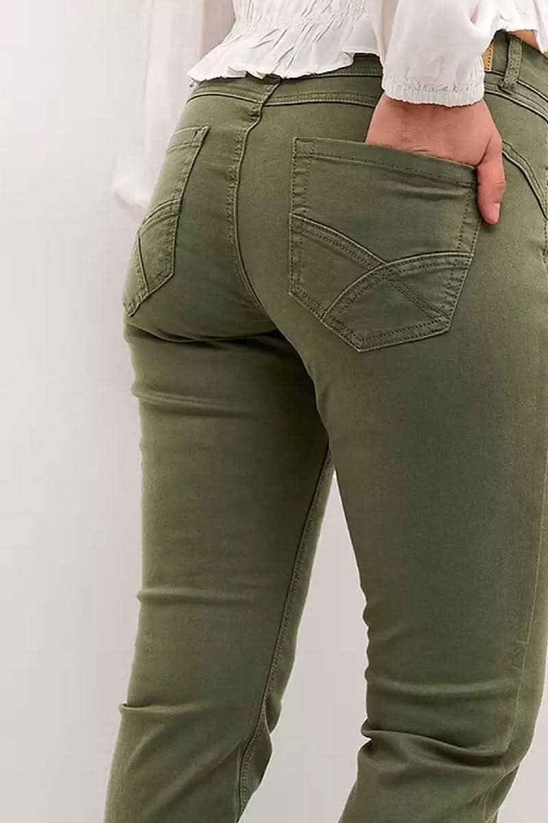 Pantalon Ann en vert olive, vue arrière montrant les poches et la coupe régulière, parfait pour l&