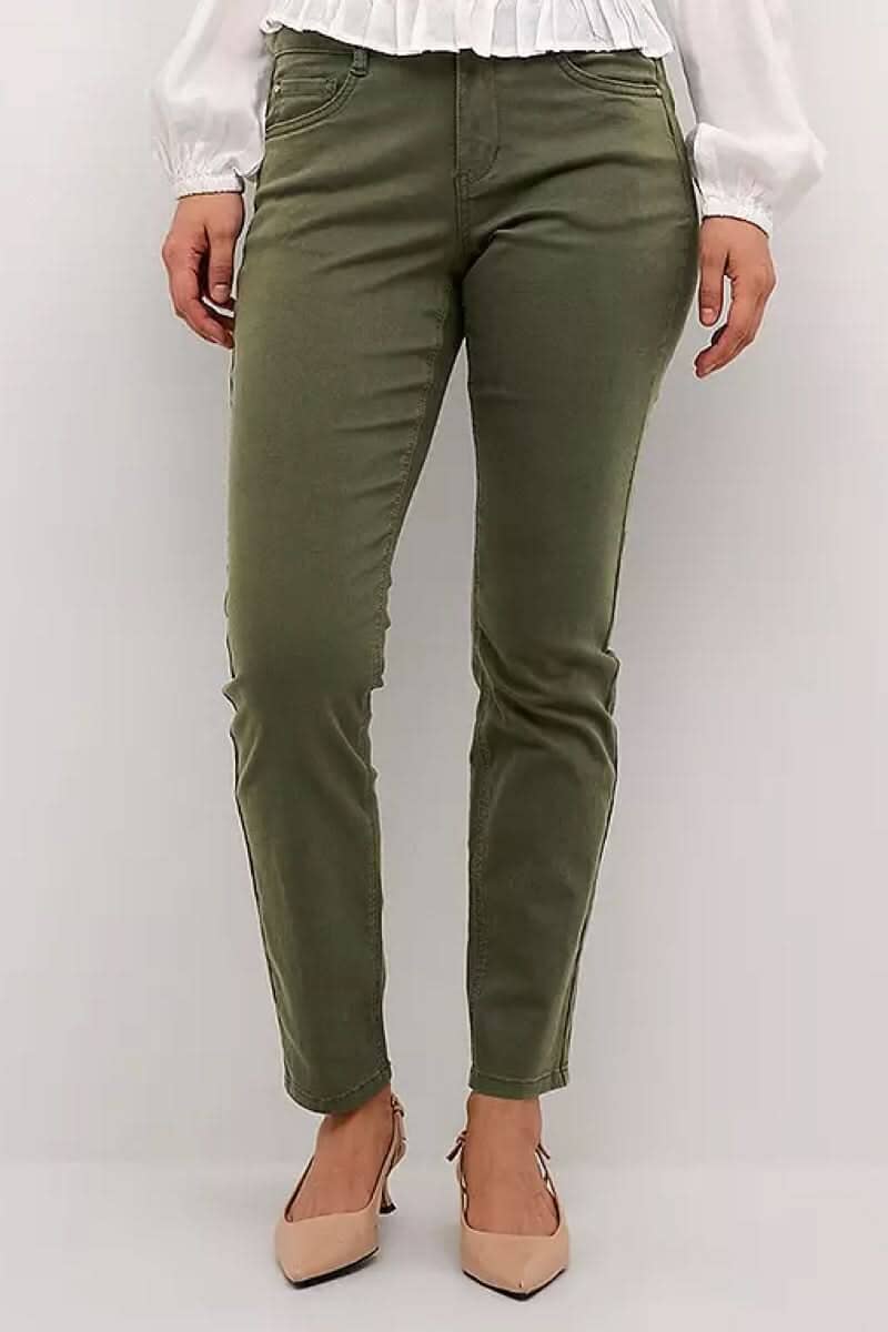 Pantalon Ann en vert olive avec coupe régulière et poches, parfait pour la transition entre été et automne.