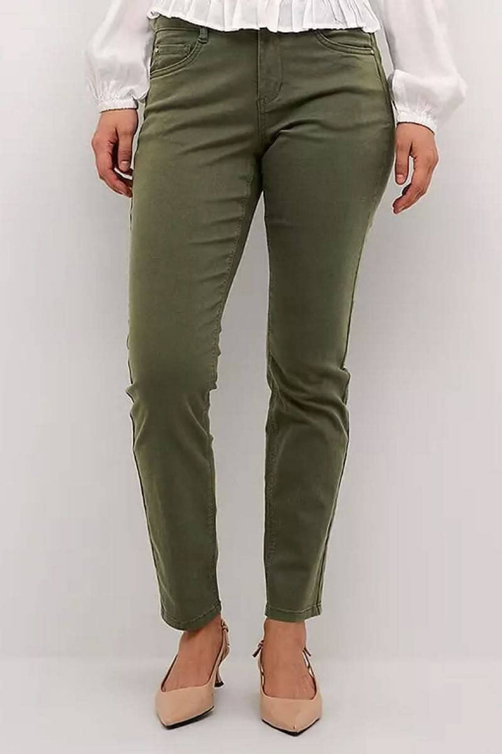 Pantalon Ann en vert olive avec coupe régulière et poches, parfait pour la transition entre été et automne.