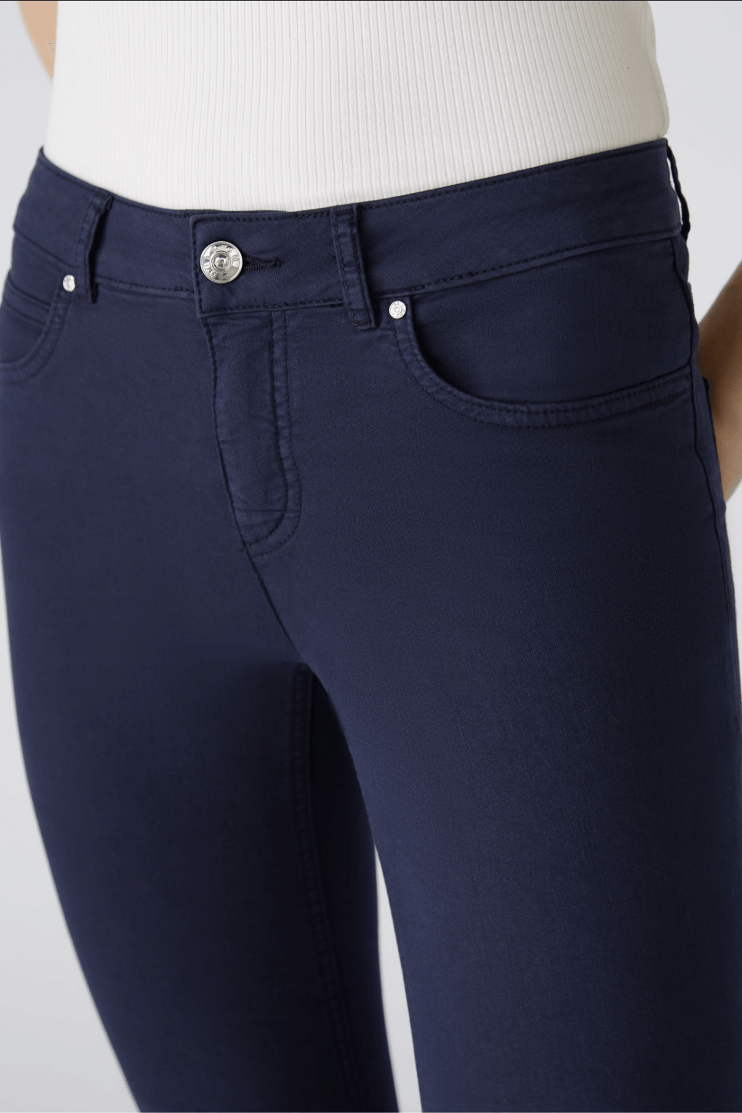Pantalon Baxtor slim fit avec taille mi-haute et poches, idéal pour un look décontracté.