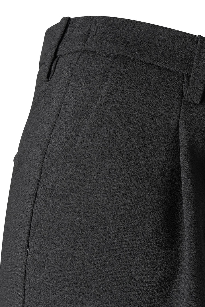 Pantalon Chelsea noir avec plis français et taille élastique, parfait pour un look chic et sophistiqué.