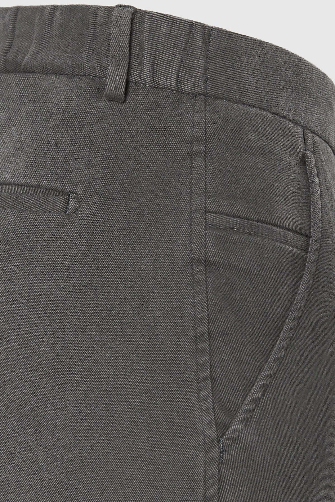 Pantalon Chino Trento en sergé de coton doux avec élasthanne, vue de la coupe ajustée et ceinture élastiquée arrière.