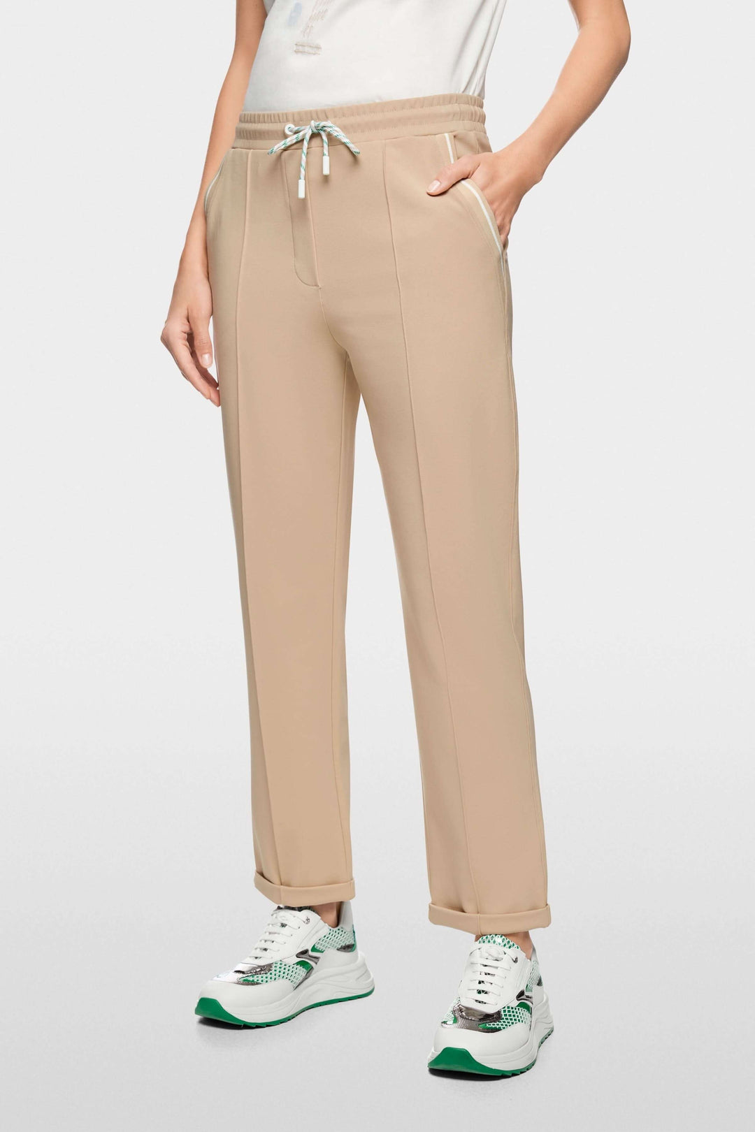 Pantalon FRIA à enfiler en mélange de coton, jogger beige avec taille élastique et cordon, coupe droite légèrement fuselée.