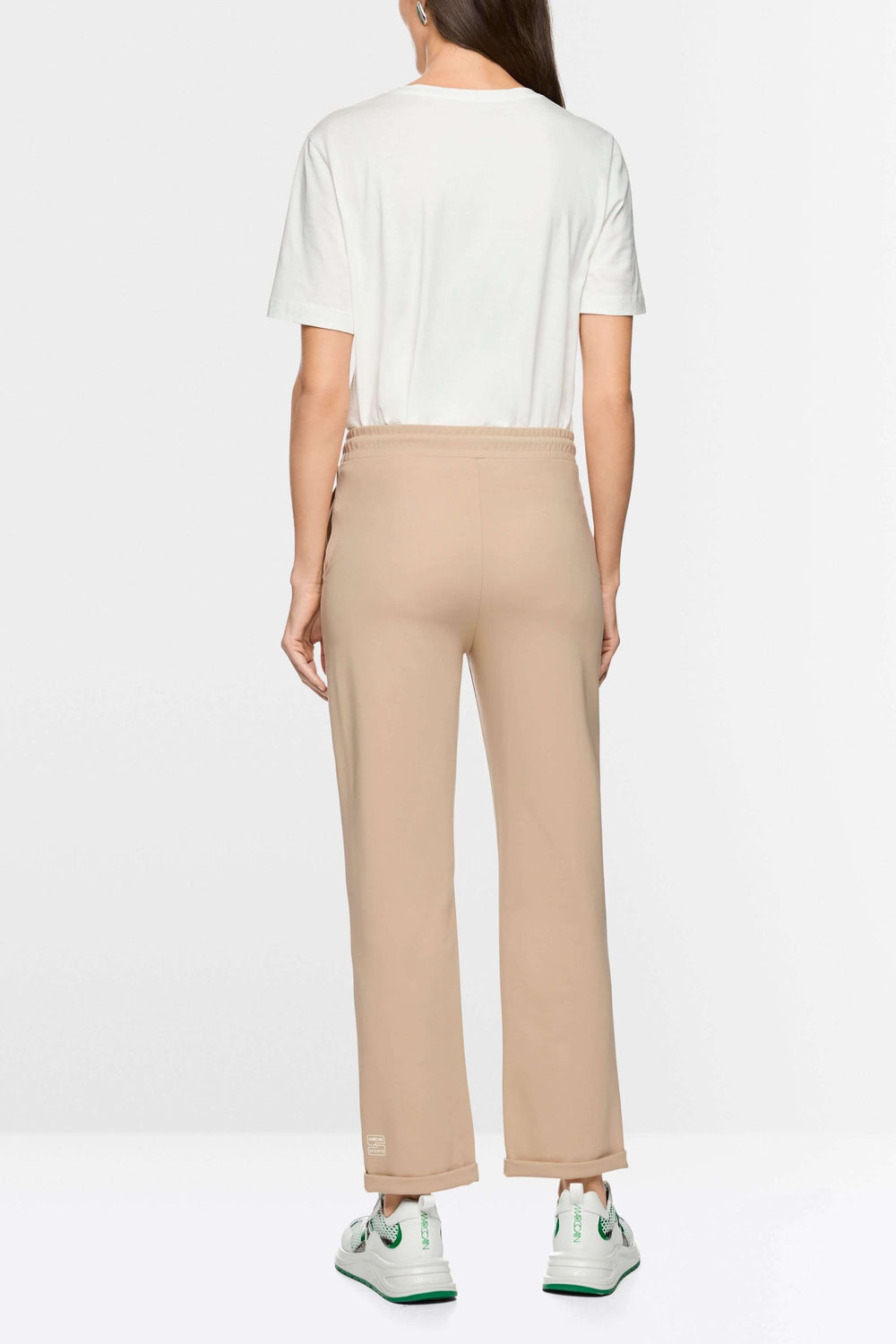Pantalon FRIA à enfiler en mélange de coton avec coupe droite et taille élastique, porté de dos pour un look casual chic.