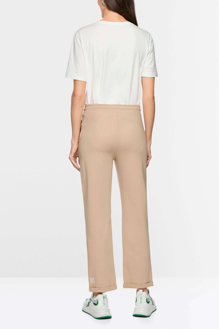 Pantalon FRIA à enfiler en mélange de coton avec coupe droite et taille élastique, porté de dos pour un look casual chic.