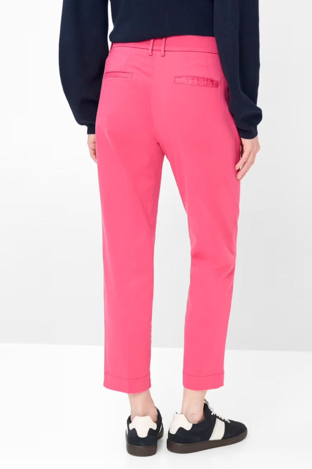 Vue arrière du Pantalon MARA rose ajusté avec longueur cheville, poches et fermeture bouton. Parfait avec baskets décontractées.