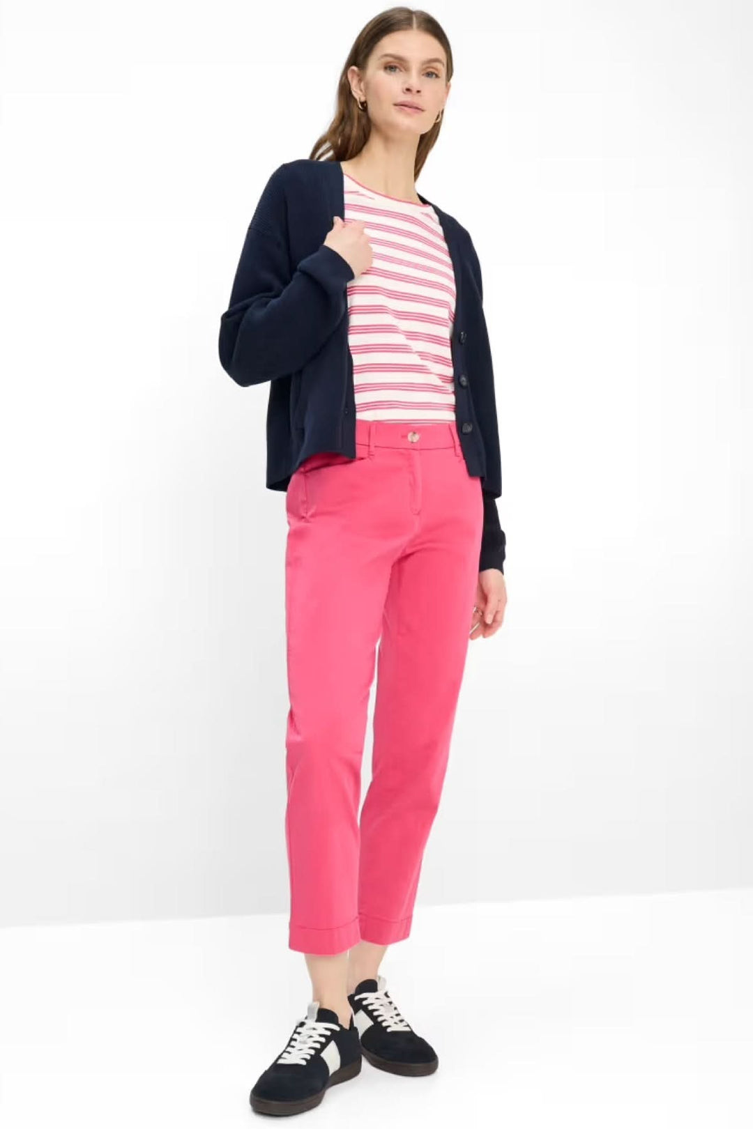 Femme portant le Pantalon MARA rose avec coupe ajustée et longueur cheville, idéal pour un look moderne et polyvalent.