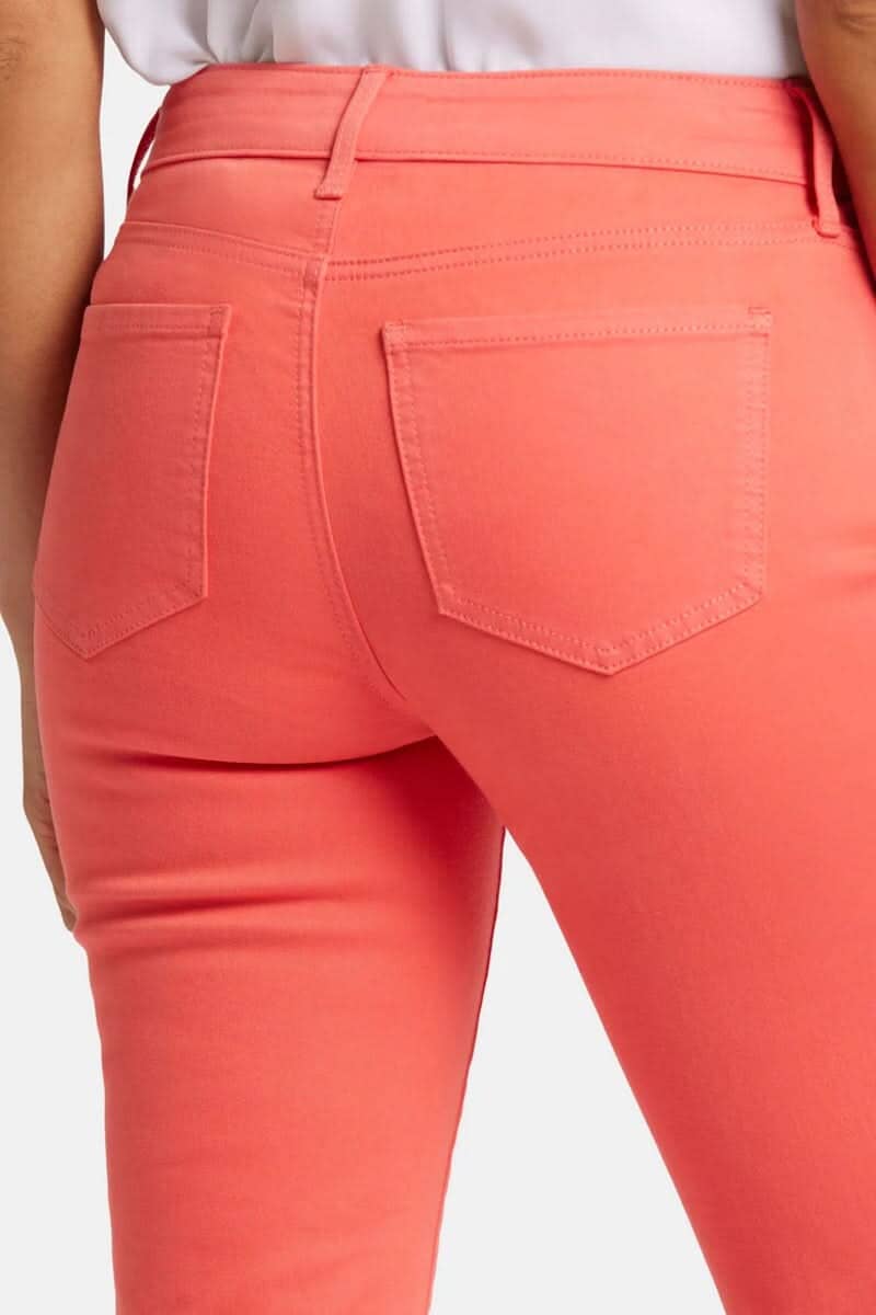 Détails des pantalons Marilyn en couleur corail, montrant l&