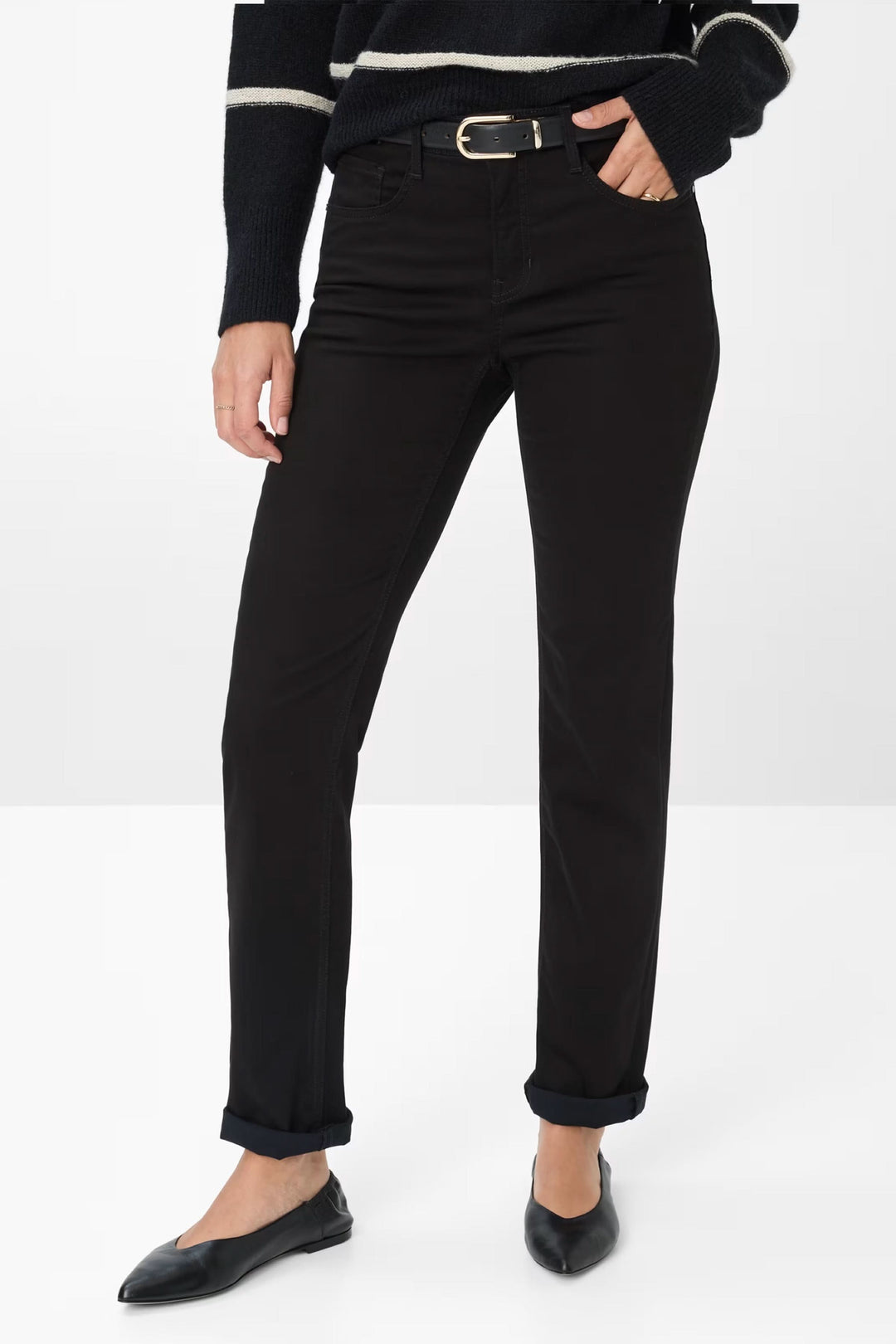 Pantalon Mary noir à coupe droite, taille régulière, style élégant avec chaussures plates et chandail ample.