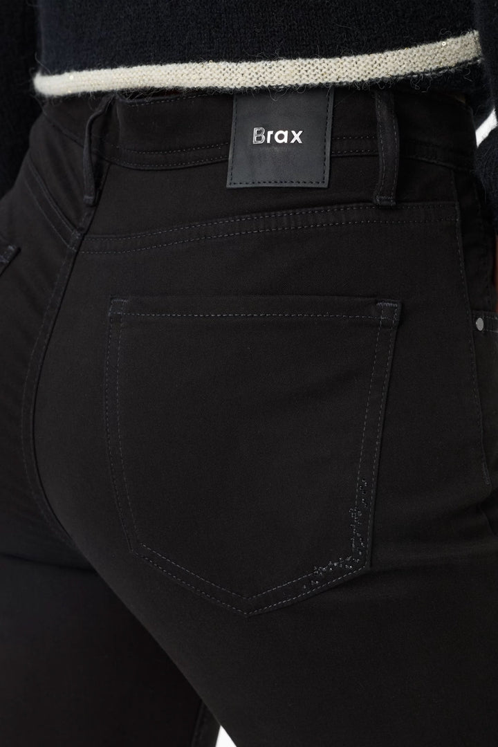 Détails du pantalon noir Brax avec coupe droite et logo sur l'étiquette arrière.