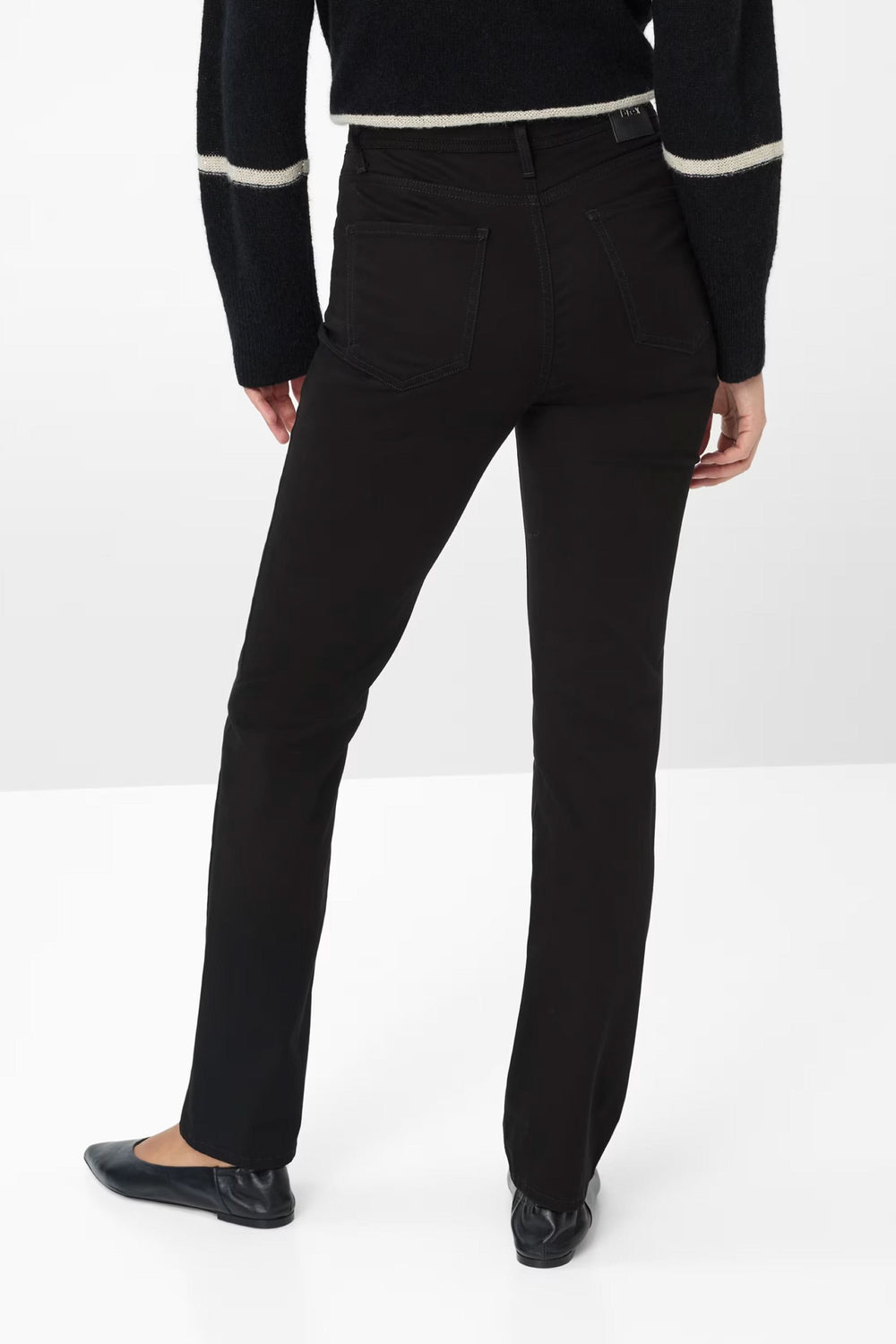 Pantalon Mary noir vue arrière, coupe droite, taille régulière, confort et style polyvalent.