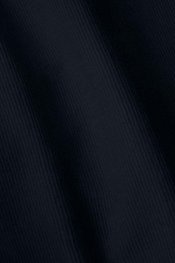 Tissu en velours côtelé doux de couleur noire, idéal pour le pantalon Pantalon Papy au style nostalgique des années 70.