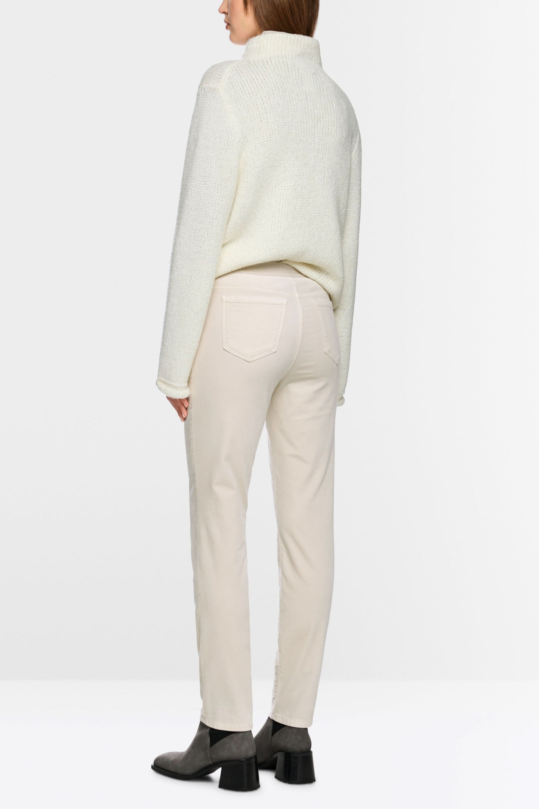 Pantalon Siena à taille élastique en coton extensible, coupe ajustée, vu de dos, offrant élégance et confort pour un usage quotidien.