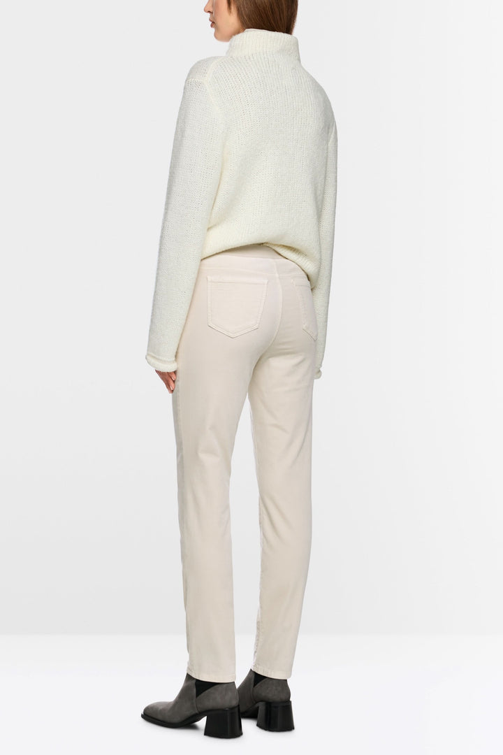 Pantalon Siena à taille élastique en coton extensible, coupe ajustée, vu de dos, offrant élégance et confort pour un usage quotidien.