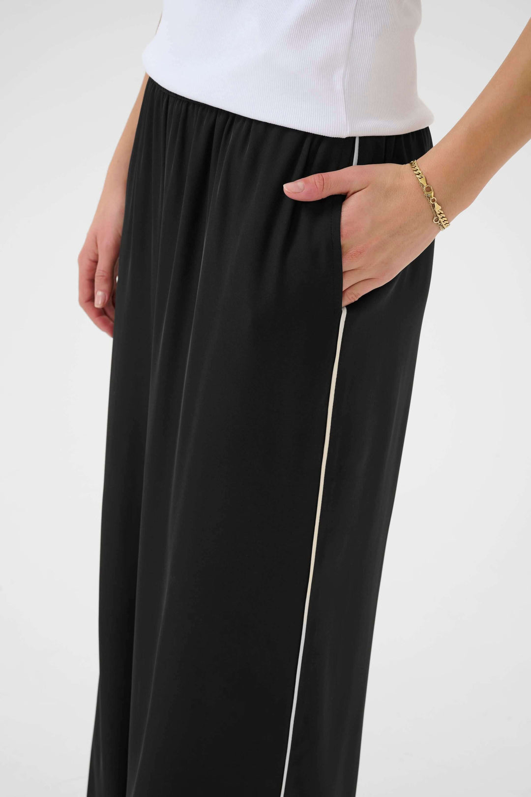 Pantalon Tessa, pantalons fluides à jambe large avec taille élastique et poches, confort optimal.