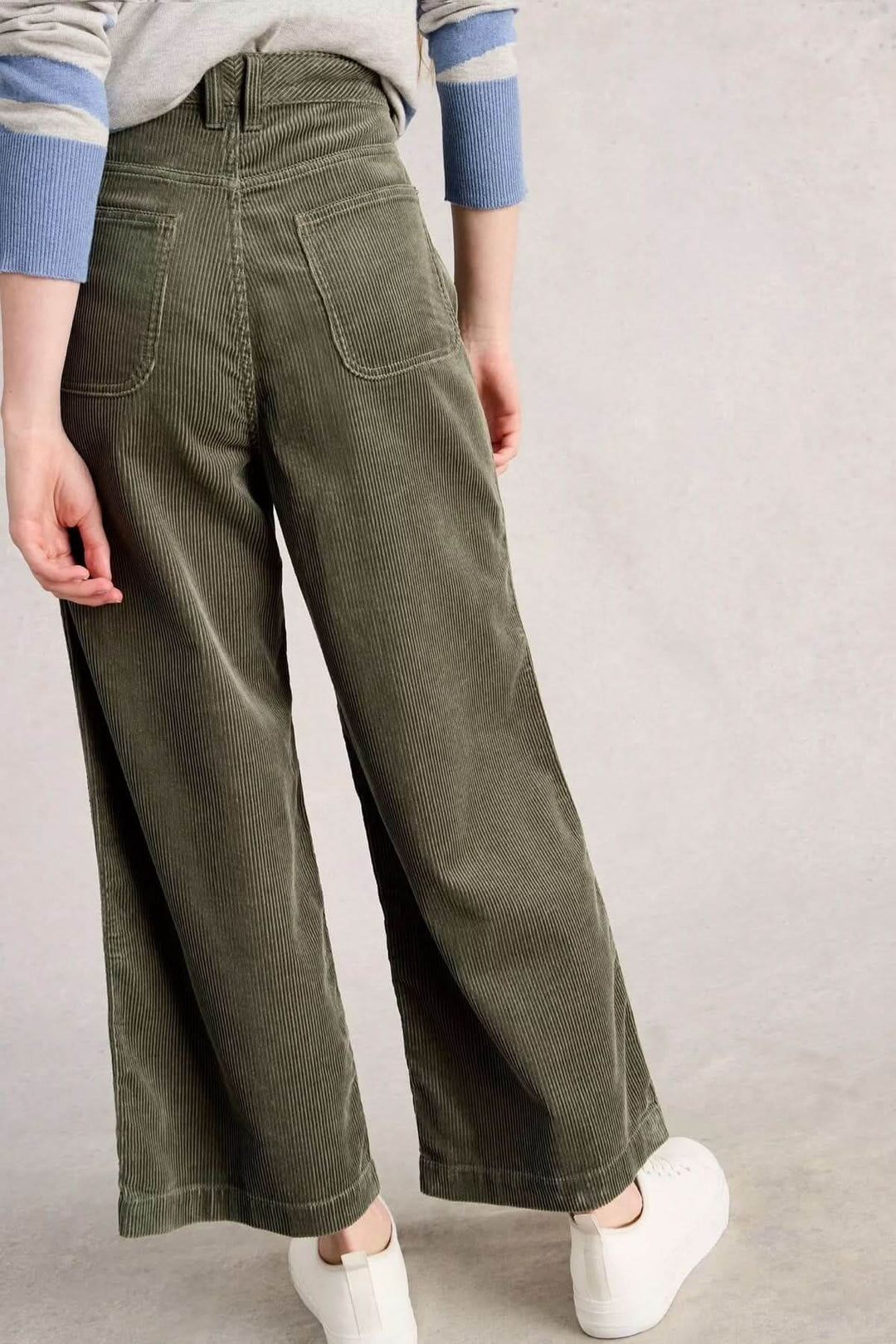 Pantalon Tia en velours côtelé avec coupe évasée, taille haute pour un style moderne et confortable, vu de dos.
