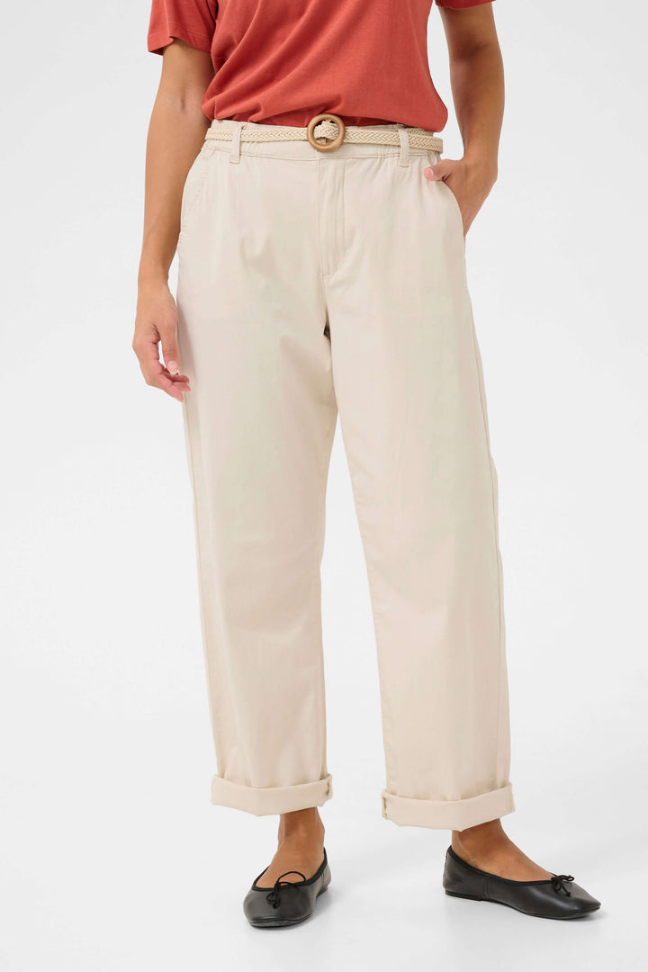 Pantalon Tinea en toile légère, coupe droite, mi-haute, avec ceinture tressée et roulotté aux chevilles.