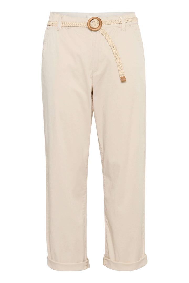 Pantalon Tinea en toile légère beige, coupe droite avec ceinture tressée, parfait pour les journées ensoleillées.