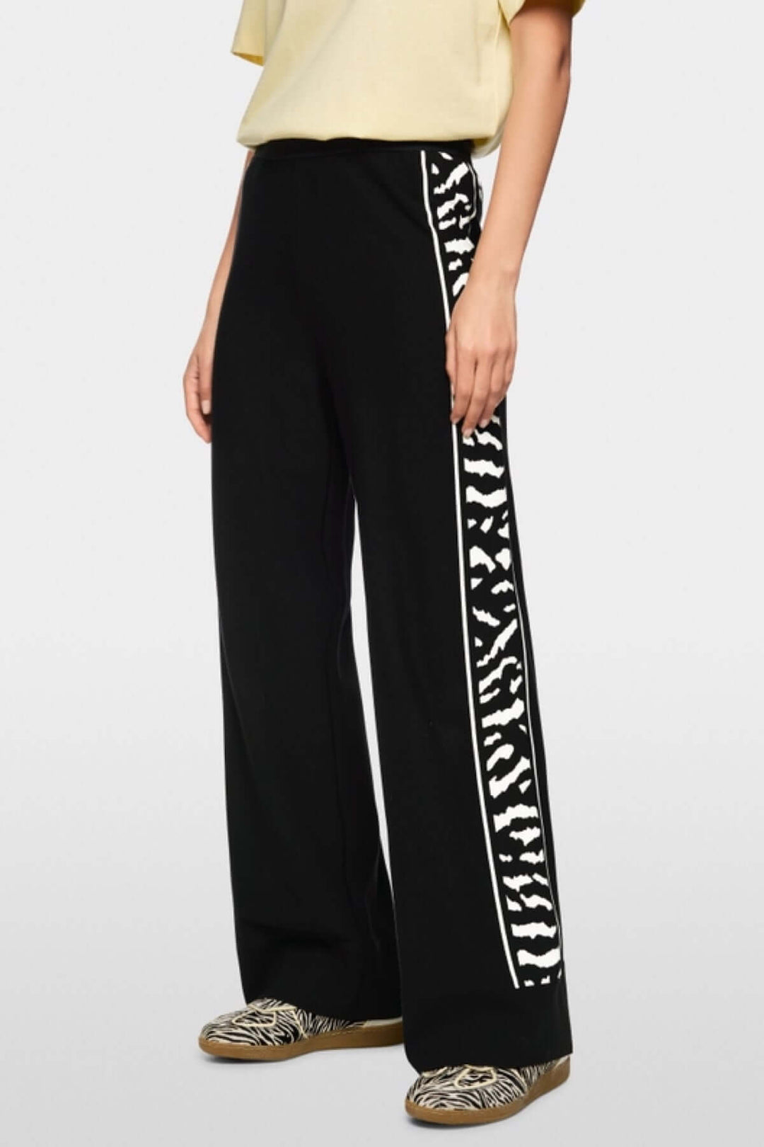 Pantalon WELKOM à coupe large avec bande latérale à imprimé animalier, confort optimal grâce à la taille élastiquée. Robe durable.