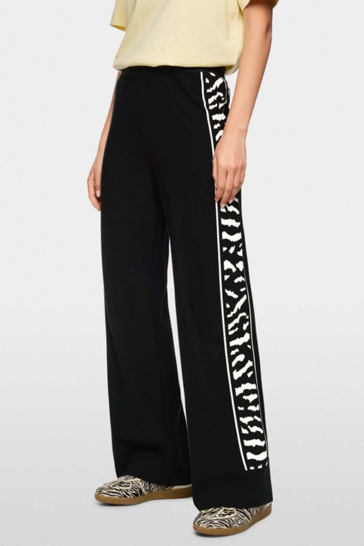 Pantalon WELKOM à coupe large avec bande latérale à imprimé animalier, confort optimal grâce à la taille élastiquée. Robe durable.