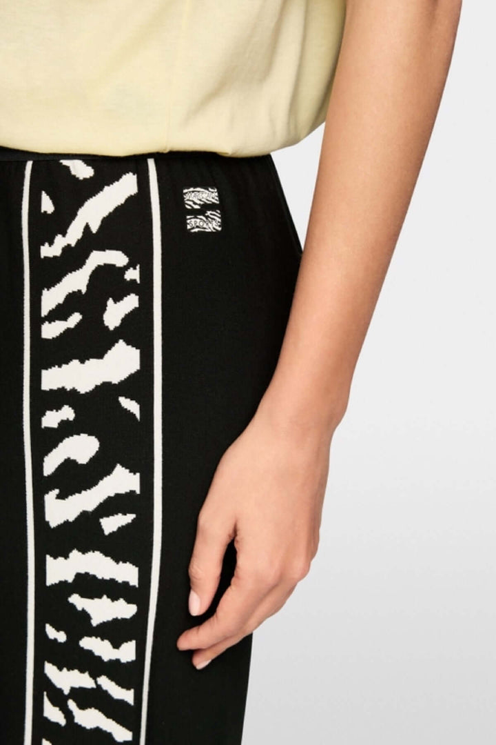 Détail du Pantalon WELKOM avec bande latérale à imprimé animalier et taille élastiquée pour confort optimal.
