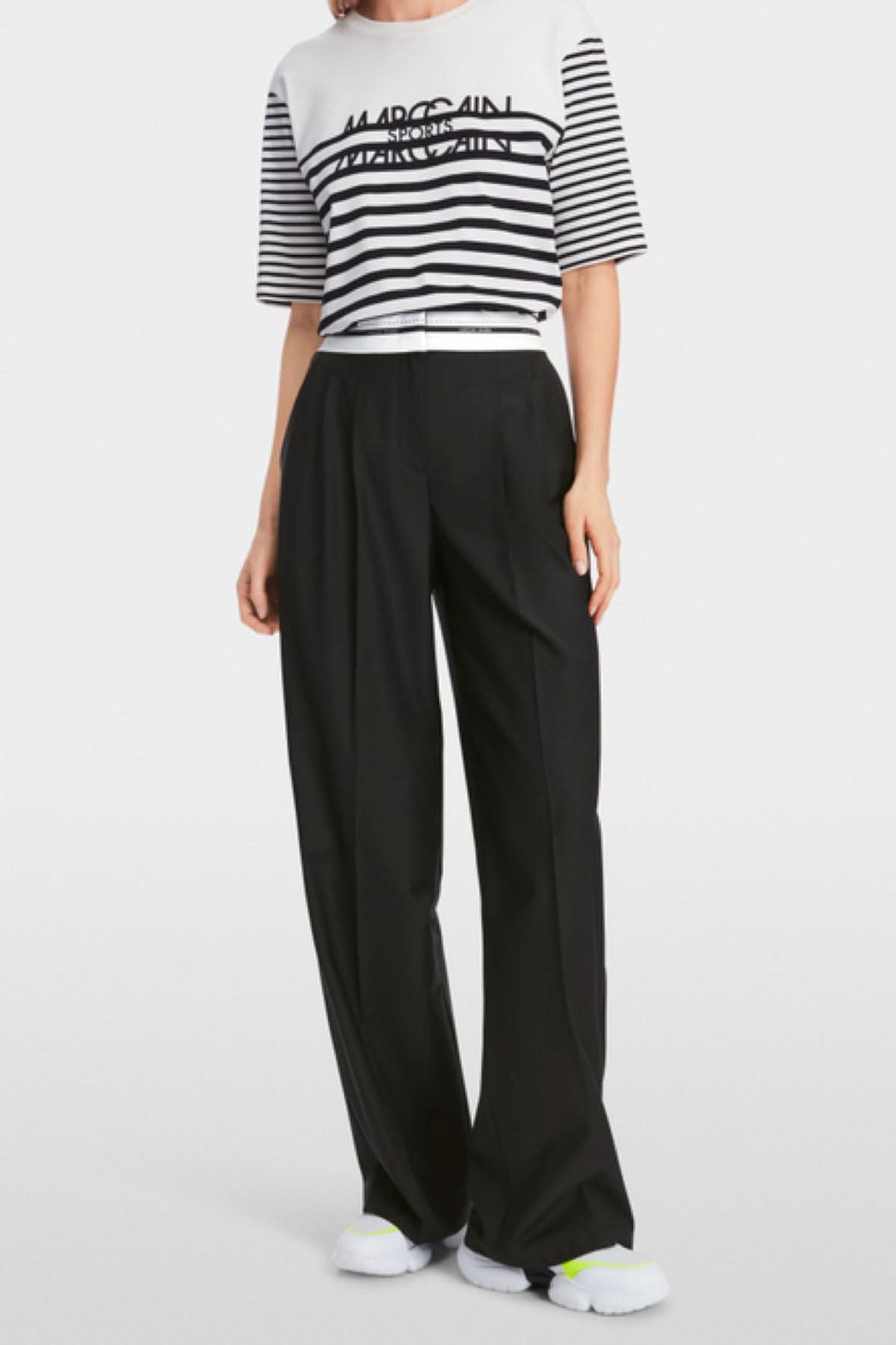 Pantalon WICHITA fluide à jambe large, porté avec un t-shirt rayé, style décontracté et moderne.