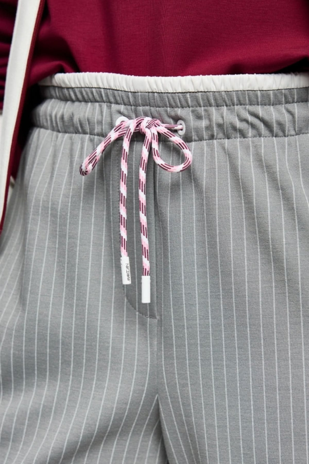 Pantalon Washington à rayures avec cordon de serrage et fines rayures blanches pour un look sportif et élégant.