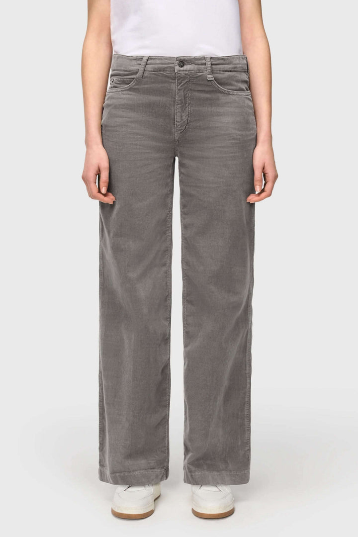 Pantalon Wide en velours côtelé à jambe large gris, coupe moderne et confortable, idéal pour un look automnal élégant et décontracté.