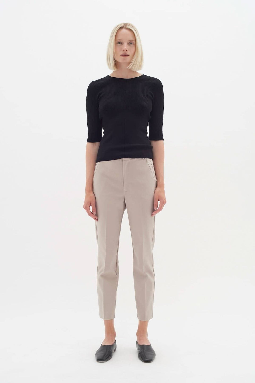 Modèle portant le pantalon Ziggi beige avec un haut noir, mettant en avant un style décontracté et élégant.
