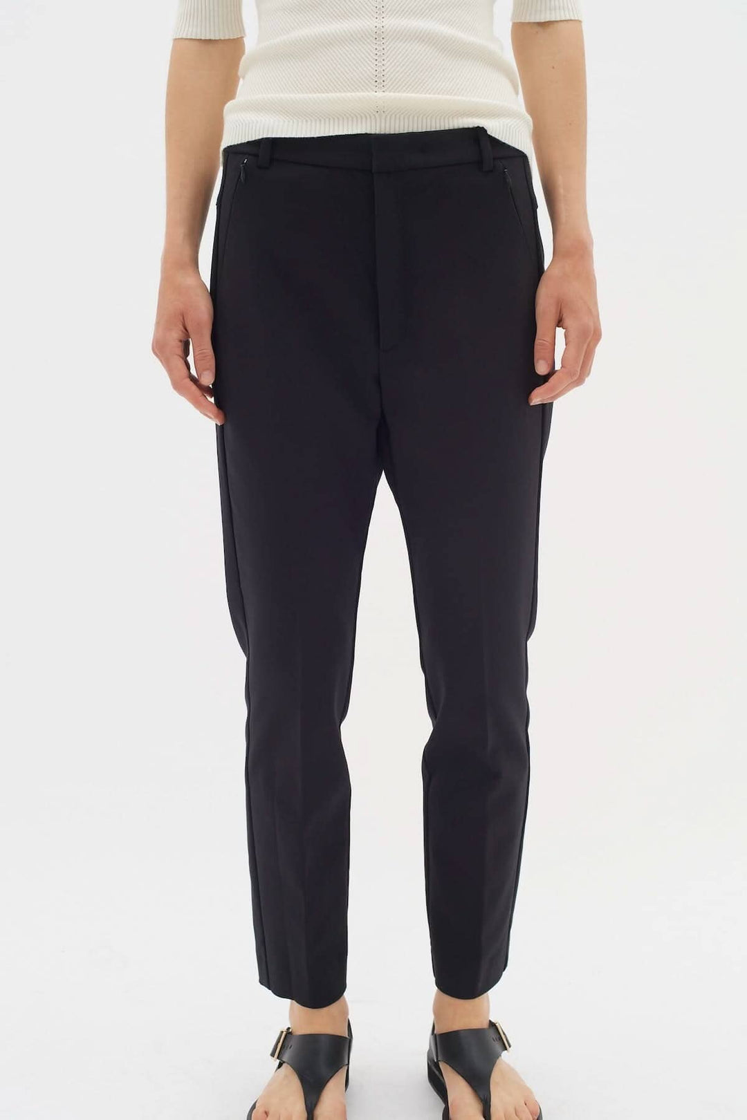 Pantalon Ziggi noir, coupe ajustée en coton, avec poches zippées, style décontracté et élégant.