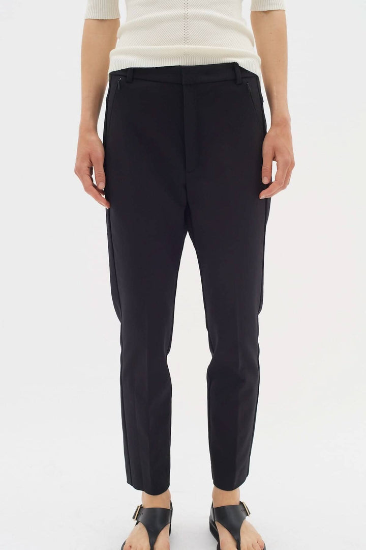 Pantalon Ziggi noir, coupe ajustée en coton, avec poches zippées, style décontracté et élégant.