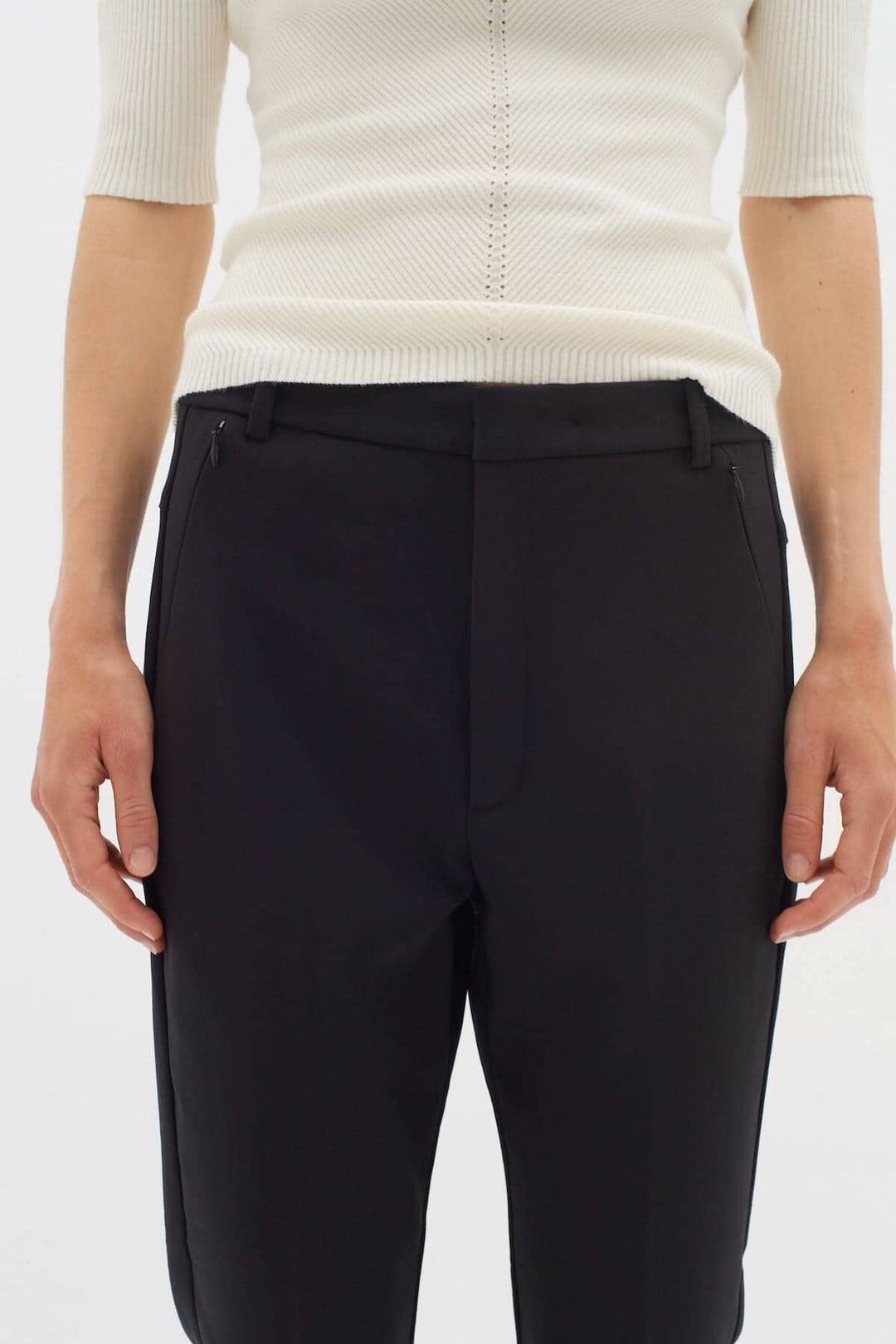 Pantalon Ziggi noir ajusté avec poches zippées, en coton, pour un look décontracté et élégant.